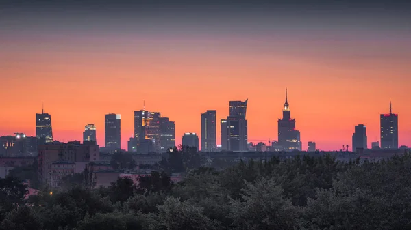 Şafakta Polonya Varşova Merkezi Içinde Gökdelenler Panoraması — Stok fotoğraf