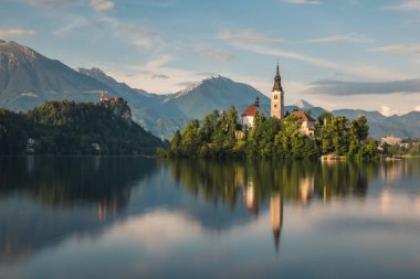 Kilise Adası Lake Bled ve onun yansıması su, Slovenya