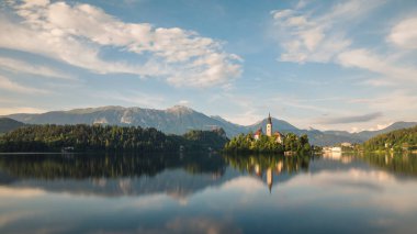 Kilise Adası Lake Bled ve onun yansıması su, Slovenya