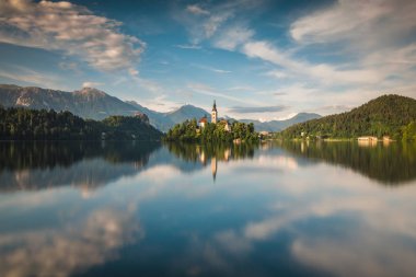 Kilise Adası Lake Bled ve onun yansıması su, Slovenya