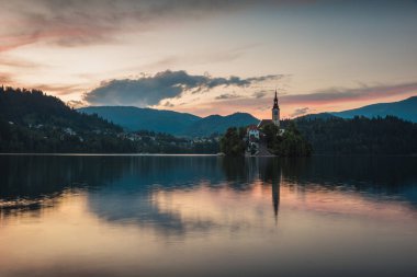Lake Bled, Slovenya adada kiliseyle üzerinde alacakaranlıkta