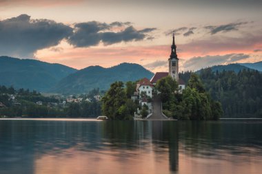 Lake Bled, Slovenya adada kiliseyle üzerinde alacakaranlıkta