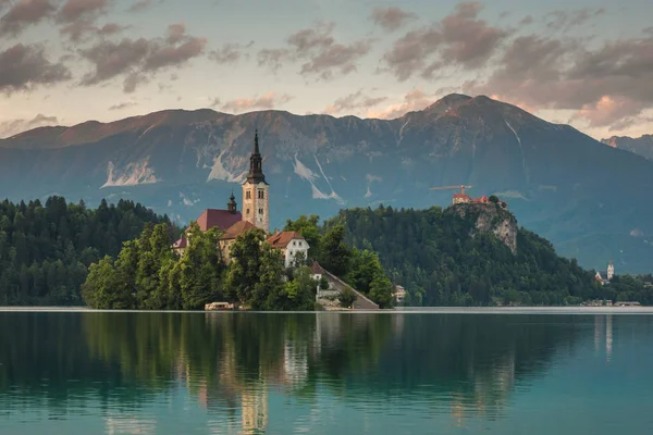 Lake Bled, Slovenya adada kiliseyle üzerinde alacakaranlıkta