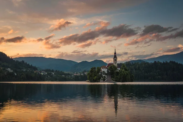 Lake Bled, Slovenya adada kiliseyle üzerinde alacakaranlıkta