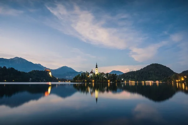 青の時間 スロベニアのブレッド湖の島の教会 — ストック写真