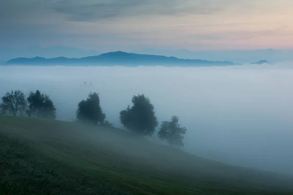 Nebliger Morgen Den Alpen Bei Skofja Loka Slowenien — Stockfoto