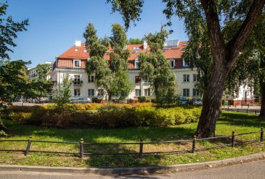 Henkla square, Zoliborz bölgesinde, Varşova, Polonya yakınındaki eski bina