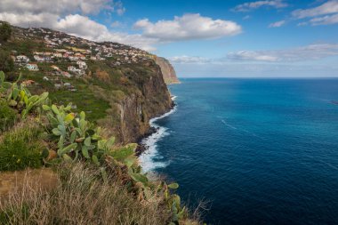 Ribeira Brava Madeira Adası, Portekiz Atlas Okyanusu'nda uçurumdan