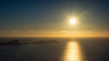 Madeira Adası, Portekiz Canical Ponta de Sao Lourenco üzerinde gündoğumu