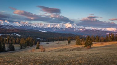 İlk ışınları güneşte Tatra Dağları, Lapszanka, Polonya