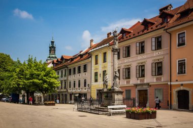 Eski binalar üzerinde Ana Meydanı, Skofja Loka, Slovenya