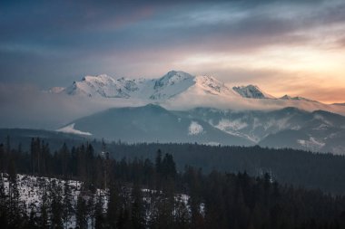Tatra Dağları üzerinden glade Glodowka, Bukowina Tatrzanska, Polonya