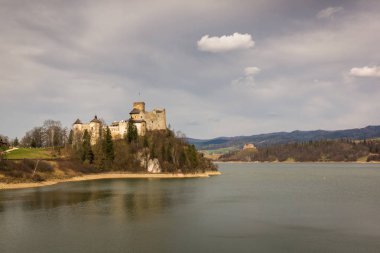Niedzica Gölü Czorsztyn, Polonya tarafından Ortaçağ Kalesi