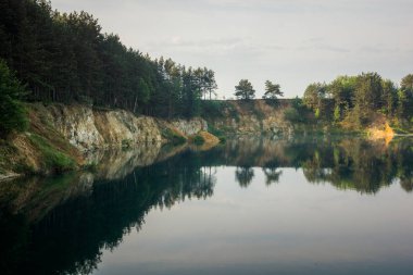 Sulejow, Lodzkie, Polonya yakınlarındaki Turkuaz Gölü Wapienniki