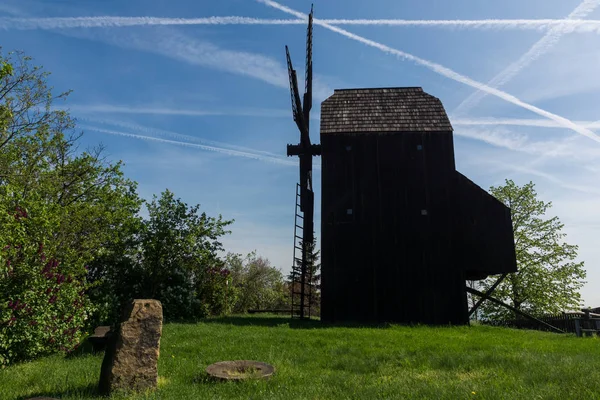 Klobouky u Brna 'daki ahşap yel değirmeni, Moravya, Çek Cumhuriyeti