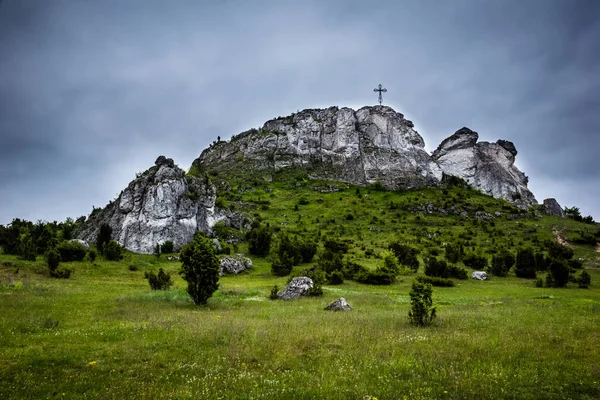 Dağ Biaklo yakınındaki Olsztyn Jura Krakowsko-Czestochowska, Polonya