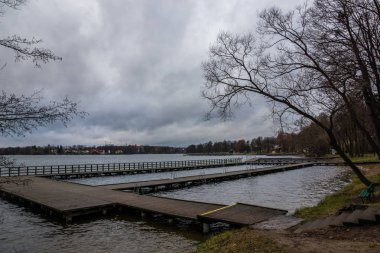 Yaya Köprüsü üzerinde Czos göle Mragowo, Masuria, Polonya