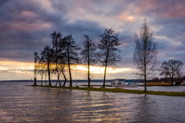 Ağaçların üzerinden Niegocin göle Gizycko, Masuria, Polonya