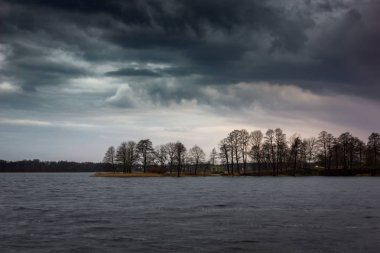 Elk, Masuria, Polonya bulutlu gün gölde Elckie