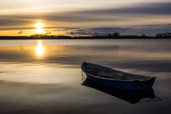 Sunrise Swiecajty göl kenarında Wegorzewo, Masuria, Polonya üzerinden