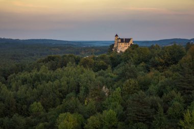 Köyde Bobolice üzerinde Jura Krakowsko-Czestochowska, Silesia, Polonya Ortaçağ Kalesi