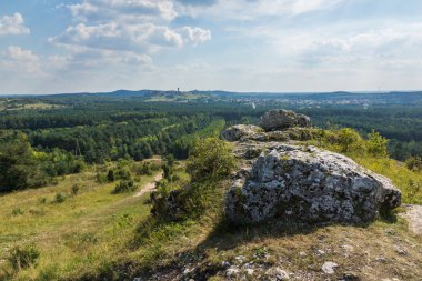 Jura Krakowsko-Czestochowska, Silesia, Polonya üzerinde Olsztyn yakın dağlar Towarne