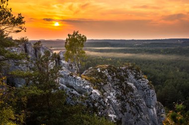 Günbatımı Mirow jura krakowsko-czestochowska, Silezya, Polonya üzerinde kayalarda üzerinde