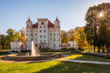 Güzel sarayda Wojanow köyü sonbahar, Silezya, Polonya