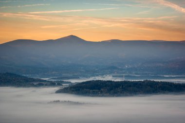 Sniezka pik Karkonosze foogy sabah, Silezya, Polonya