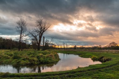 Jeziorka Nehri ile clody gün yakın Piaseczno, Masovia, Polonya, manzara