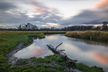 Jeziorka Nehri ile clody gün yakın Piaseczno, Masovia, Polonya, manzara