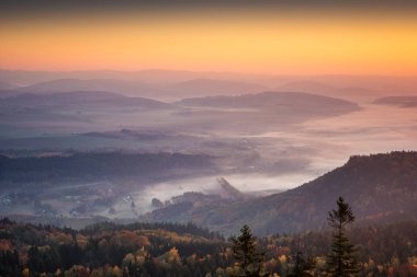 Szczeliniec Stolowe Dağları, Sudety, Polonya üzerinden görüntülemek