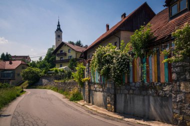 Yolda Polhov Gradec, Üst Carniola, Slovenya