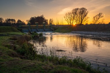 Konstancin Jeziorna 'daki Jeziorka Nehri' ndeki Baraj, Mazowieckie, Polonya