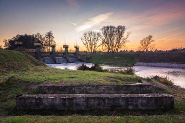 Konstancin Jeziorna 'daki Jeziorka Nehri' ndeki Baraj, Mazowieckie, Polonya