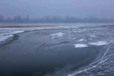 Vistula Nehri üzerinde soğuk bir sabah