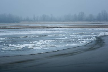 Vistula Nehri üzerinde soğuk bir sabah