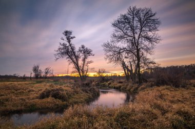 Günbatımı Jeziorka Nehri yakınında Piaseczno, Masovia, Polonya
