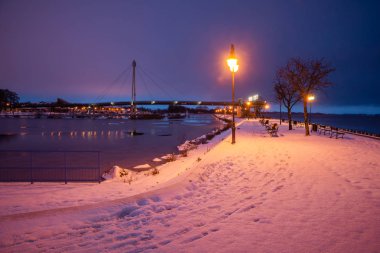 Pier Niegocin Gölü gece Gizycko, Masuria, Polonya