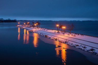 Pier Niegocin Gölü gece Gizycko, Masuria, Polonya