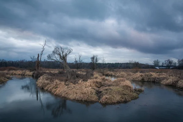 Mazowieckie 皮亚塞兹诺附近的 Jeziorka 河谷和雨云 — 图库照片