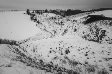 Olan yol, Ponidzie Stradow, Swietokrzyskie, Polonya yakınındaki kış manzara