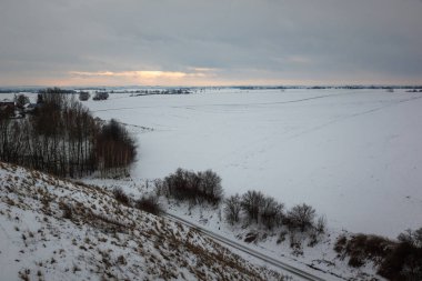 Ağaç ve alan ile Ponidzie, Swietokrzyskie, Polonya bir yerde kış manzara