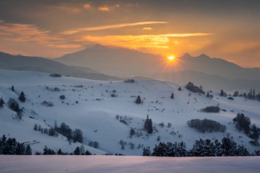 Gün batımında Pieniny dağlardan Tatra Dağları üzerinde kış, Slovakya