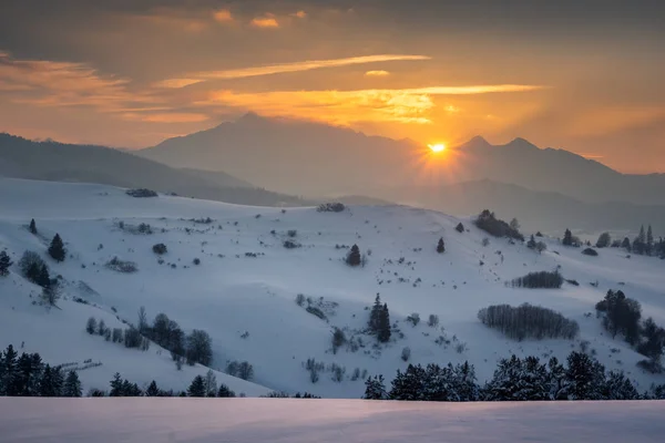 スロバキアでピエニィニ山地タトラ山脈に沈む夕日 — ストック写真