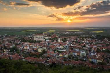 Günbatımı Mikulov şehri, Moravia, Çek Cumhuriyeti
