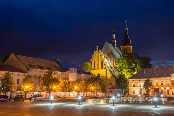 Istanbul City, İstanbul, Polonya ana meydanında gece görünümü