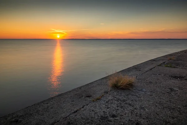 Sunset over the Vistula lagoon in Frombork, Warminsko-Mazurskie, — Stock Photo, Image