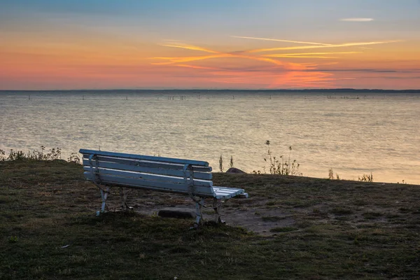 Banco de madeira sobre a lagoa de Vístula em Frombork, Warminsko-Mazu — Fotografia de Stock