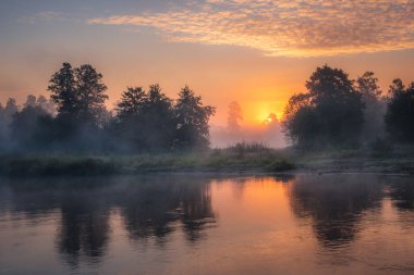 Sunrise Pilica Nehri yakınındaki Sulejow, Lodzkie, Polonya
